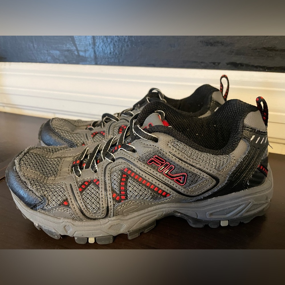 ⭐️Free with bundle ⭐️ FILA sneaker